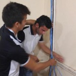 Rodrigo e Paulo Henrique fazendo ajustes nos cabos