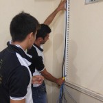 Rodrigo e Paulo Henrique fazendo ajustes nos cabos