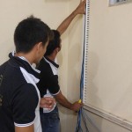 Rodrigo e Paulo Henrique fazendo ajustes nos cabos