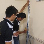 Rodrigo e Paulo Henrique fazendo ajustes nos cabos