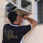 Rodrigo e Paulo Henrique fazendo ajustes nos cabos