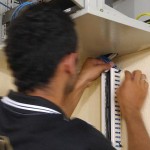 Paulo Henrique fazendo ajustes nos cabos