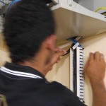 Paulo Henrique fazendo ajustes nos cabos