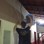Aluno Orlem fazendo os ajustes nos cabeamentos da secretaria