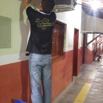 Aluno Orlem fazendo os ajustes nos cabeamentos da secretaria