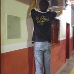 Aluno Orlem fazendo os ajustes nos cabeamentos da secretaria