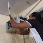 Aluna Odilene fixando as etiquetas no Rack