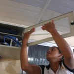 Aluna Odilene fixando as etiquetas no Rack